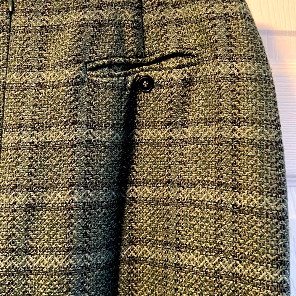 Pristine Women's 100% wool plaid Jones New York  skirt, fully lined. - Picture 7 of 8